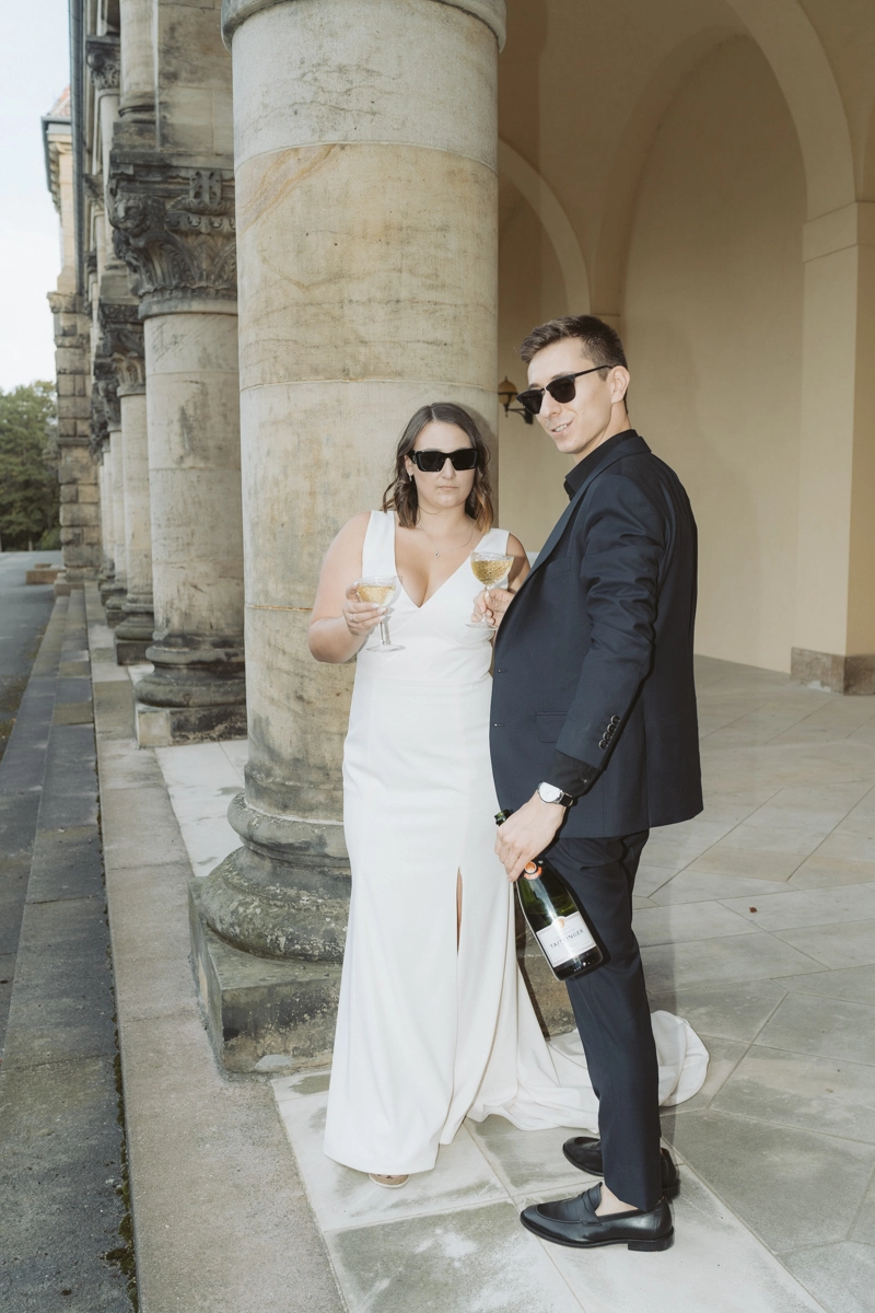 Hochzeitsportraits, Brautpaar-Fotoshooting im Editorial Stil, Leipzig, Urbane Location Südfriedhof, Champagner