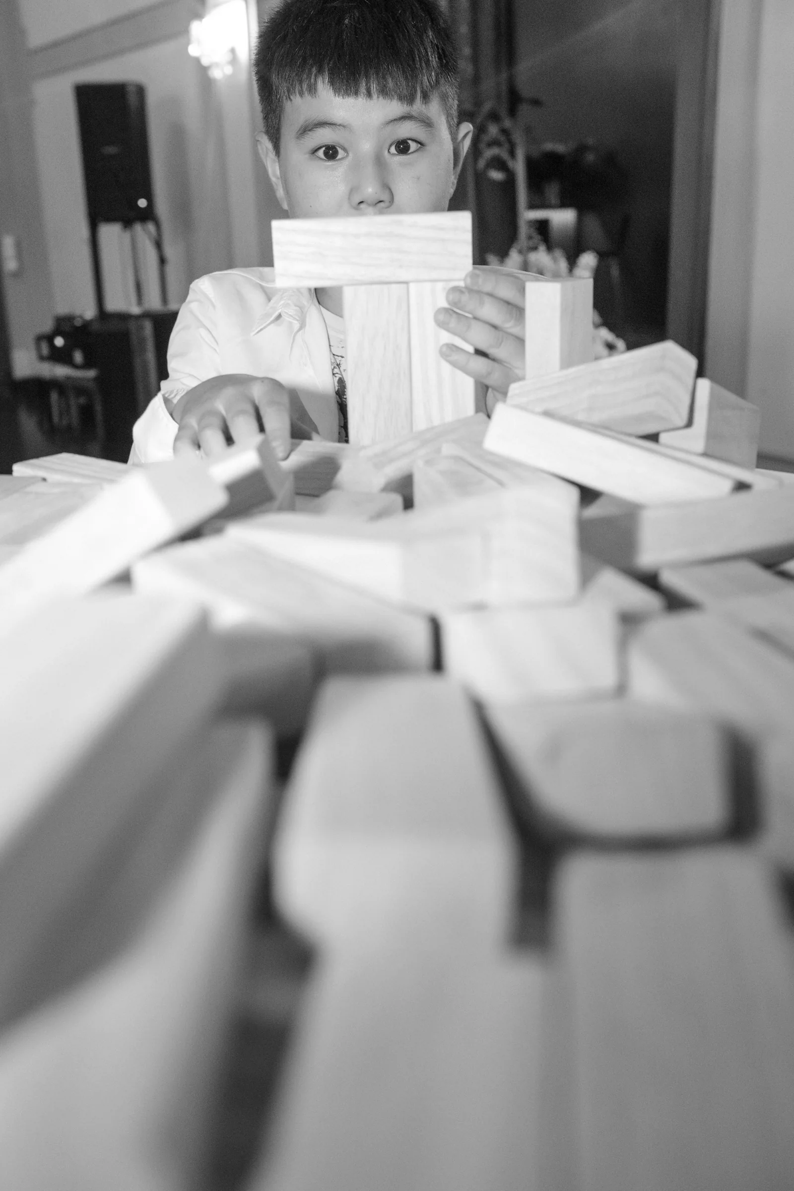 Kind spielt Jenga auf der Hochzeit