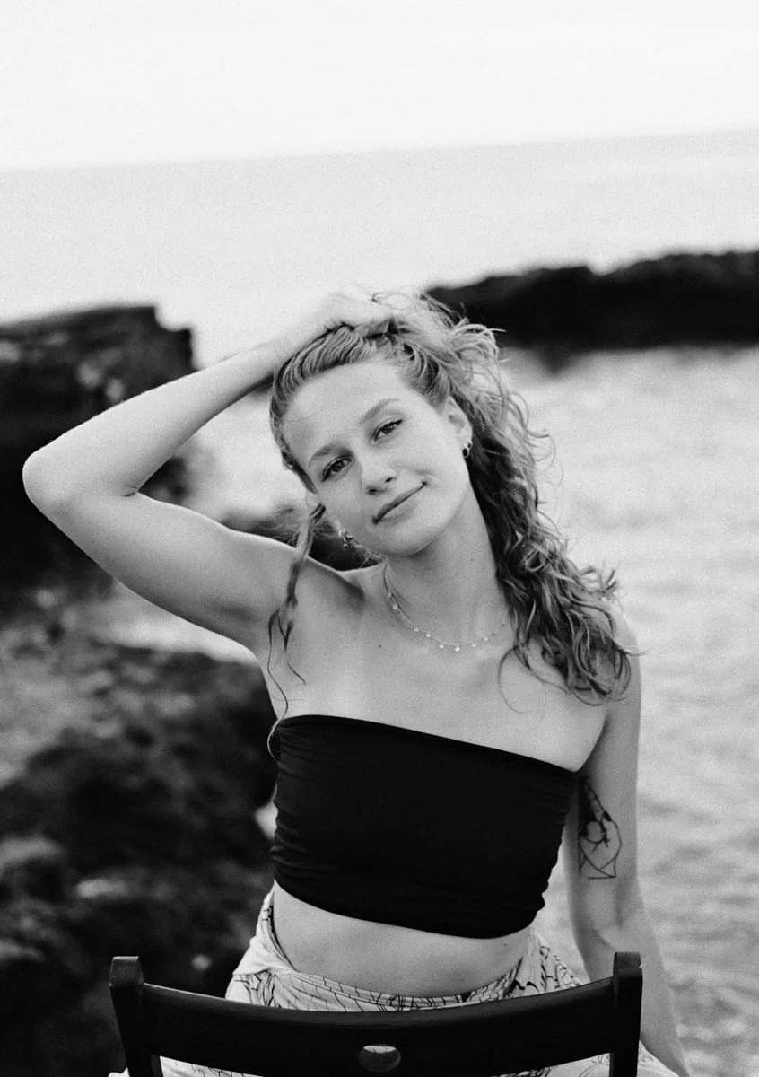 portrait von hochzeitsvideografin Celine am strand,