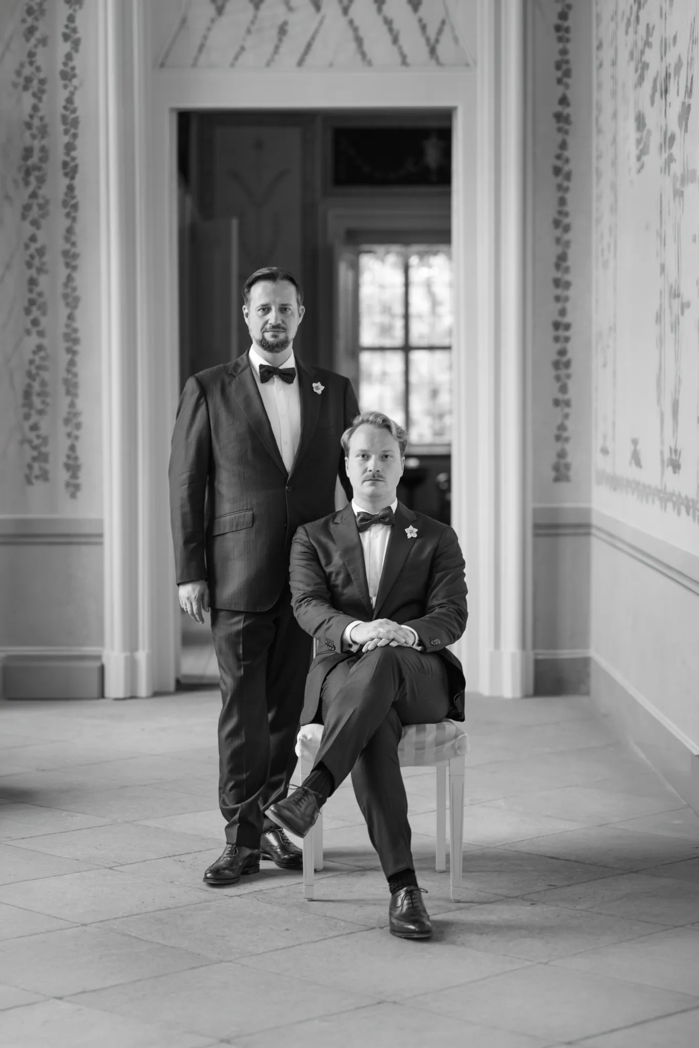 Männerpaar Porträt in klassischer Architektur